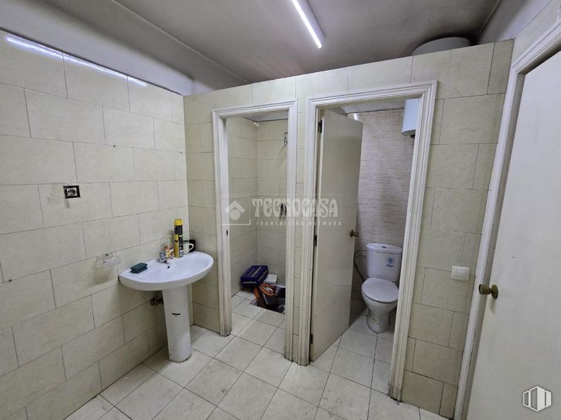 Nave en alquiler y venta en Calle Nuestra Señora de la Luz, Carabanchel, Madrid, 28025 con inodoro, fregadero, puerta, grifo, accesorios de fontanería, propiedad, espejo, lavabo, cuarto de baño y morado alrededor