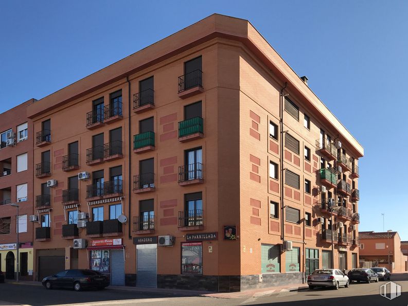 Local en venta en Zona Centro de Salud, Torrijos, Toledo, 45500 con coche, edificio, cielo, ventana, día, propiedad, luz de la calle, bloque de torre, diseño urbano y neumático alrededor