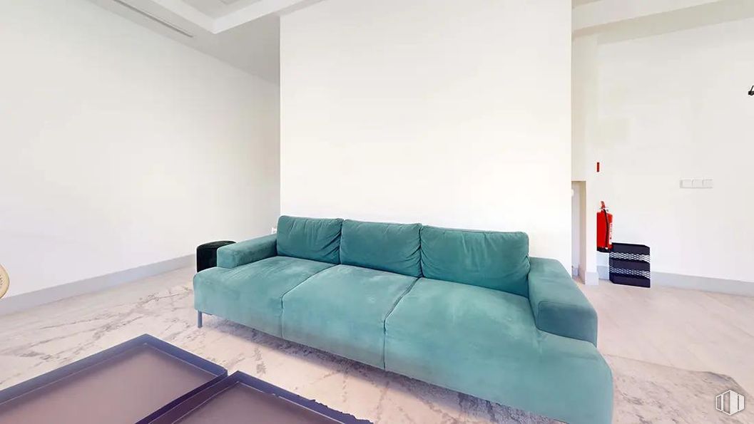 Office for rent at Paseo Castellana, Chamartín, Madrid, 28046 with couch, rectangle, interior design, studio couch, wood, floor, living room, real estate, flooring and paint around