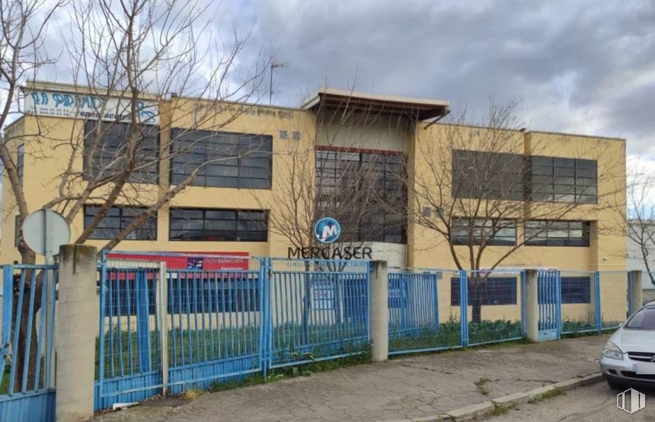 Oficina en venta en Avenida Milán,, Azuqueca de Henares, Guadalajara, 19200 con coche, edificio, ventana, nube, cielo, planta, vehículo, árbol, casa y valla alrededor