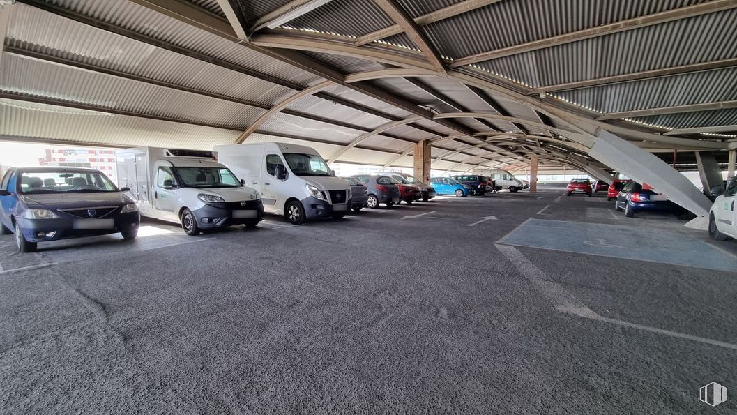 Nave en alquiler y venta en Edificio Indubuilding Goico, Calle Tomás Redondo, 2, Hortaleza, Madrid, 28033 con coche, camioneta, luz de estacionamiento automotriz, neumático, rueda, vehículo terrestre, vehículo, vehículo de motor, neumático automotriz y diseño automotriz alrededor