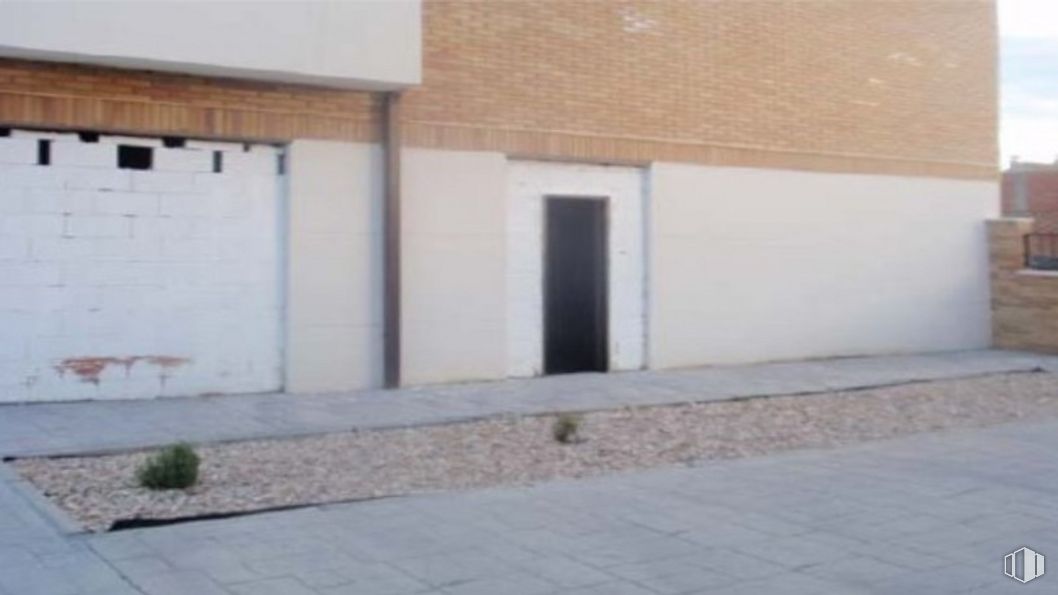 Local en alquiler y venta en Calle Dalí, 7, Ugena, Toledo, 45217 con puerta, edificio, propiedad, planta, superficie de la carretera, piso, asfalto, pavimento, ladrillo y albañilería alrededor