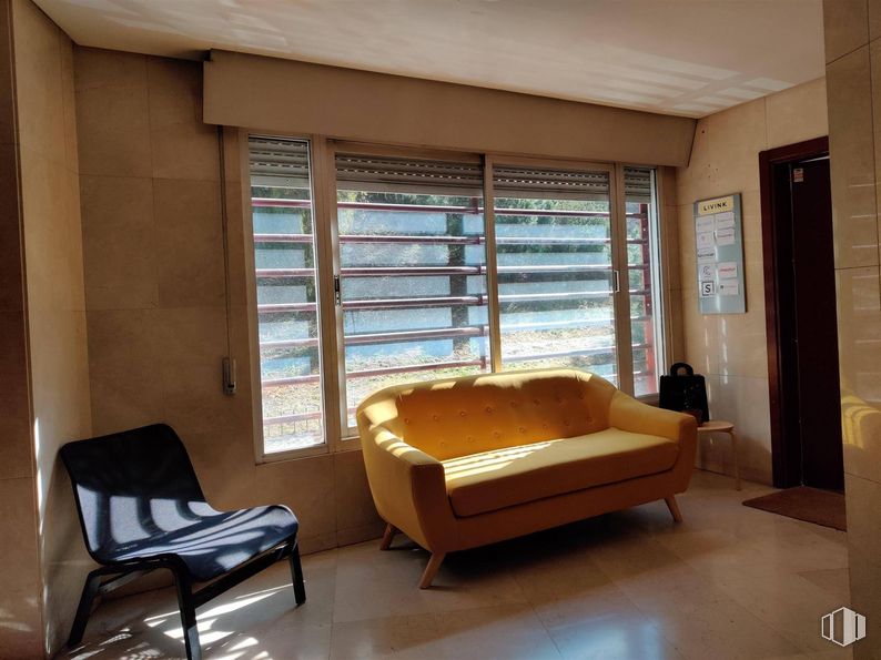 Oficina en alquiler en Calle Irún, Moncloa - Aravaca, Madrid, 28008 con sofá, persiana de la ventana, silla, mueble, propiedad, edificio, confort, madera, sombra y somier alrededor