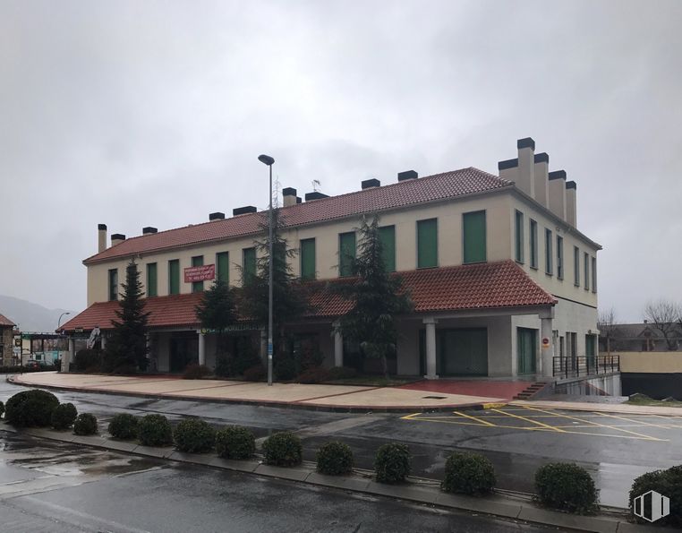 Retail for sale at Calle Marqués de Santillana, 28, Moralzarzal, Madrid, 28411 with building, sky, cloud, window, plant, street light, road surface, asphalt, urban design and residential area around