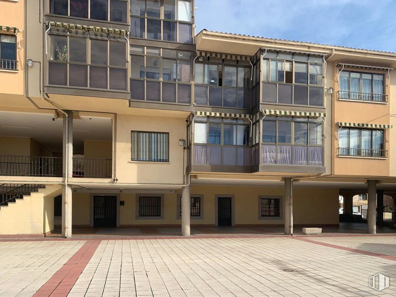 Local en venta en Paseo Santo Tomás, Ávila, 05003 con ventana, edificio, propiedad, cielo, diseño urbano, condominio, fachada, edificio comercial, madera y ciudad alrededor