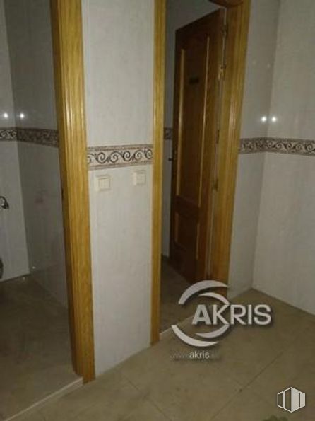 Retail for sale at Ronda Buenavista, Toledo, 04005 with door, building, fixture, wood, handle, floor, house, flooring, home door and real estate around