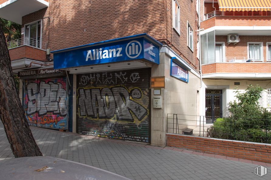 Local en venta en Calle López de Hoyos, 345, Hortaleza, Madrid, 28043 con edificio, ventana, planta, accesorio, barrio, superficie de carretera, fachada, ciudad, acera y ladrillo alrededor