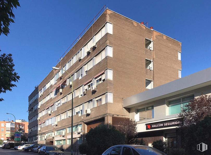 Office for rent at Calle Isla Graciosa, 1, Fuencarral - El Pardo, Madrid, 28034 with building, car, window, sky, vehicle, urban design, tower block, condominium, tree and residential area around