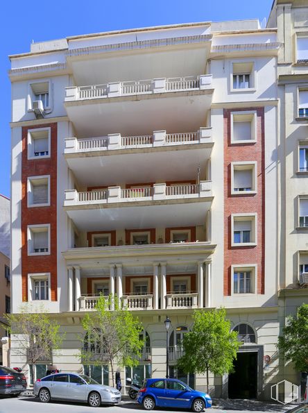 Retail for sale at Calle Alcalá Galiano, 3, Chamberí, Madrid, 28010 with car, building, wheel, tire, sky, window, vehicle, urban design, condominium and tower block around