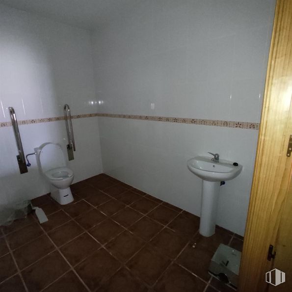 Retail for sale at Zona Centro, Piñuécar-Gandullas, Madrid, 28737 with toilet, sink, plumbing fixture, property, bathroom, fixture, building, purple, fluid and flooring around