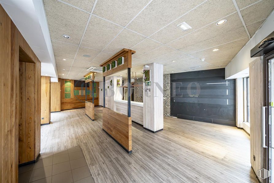 Retail for sale & for rent at Calle Jerónima Llorente, 1, Tetuán, Madrid, 28039 with bench, flooring, floor, wood, ceiling, wood flooring, interior design, lighting, hardwood and plank around