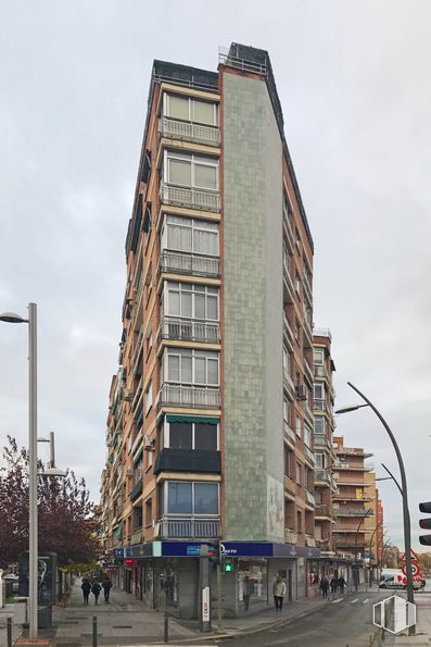 Local en alquiler y venta en Avenida Constitución, 47, Móstoles, Madrid, 28931 con edificio, cielo, día, luz de la calle, nube, ventana, torre, arquitectura, casa y árbol alrededor