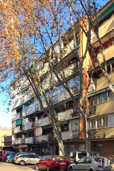 Local en alquiler y venta en Calle San Vidal, 2, Alcalá de Henares, Madrid, 28803 con coche, edificio, neumático, vehículo terrestre, rueda, vehículo, día, cielo, propiedad y árbol alrededor