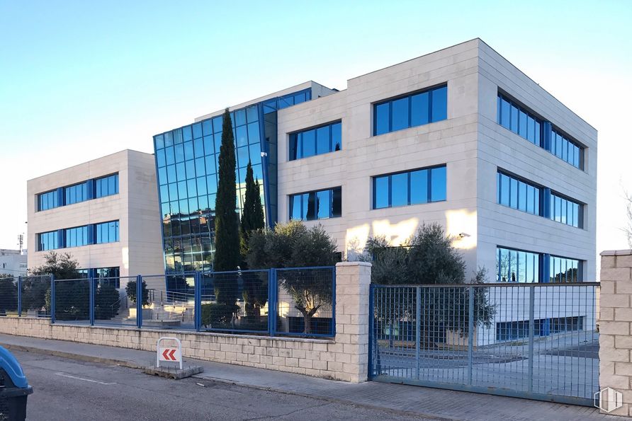 Oficina en alquiler en Edificio Cimaga, Calle Sierra de Cazorla, 1, Las Rozas de Madrid, Madrid, 28290 con cielo, edificio, tiempo de día, propiedad, ventana, azul, diseño urbano, bloque de pisos, condominio y árbol alrededor