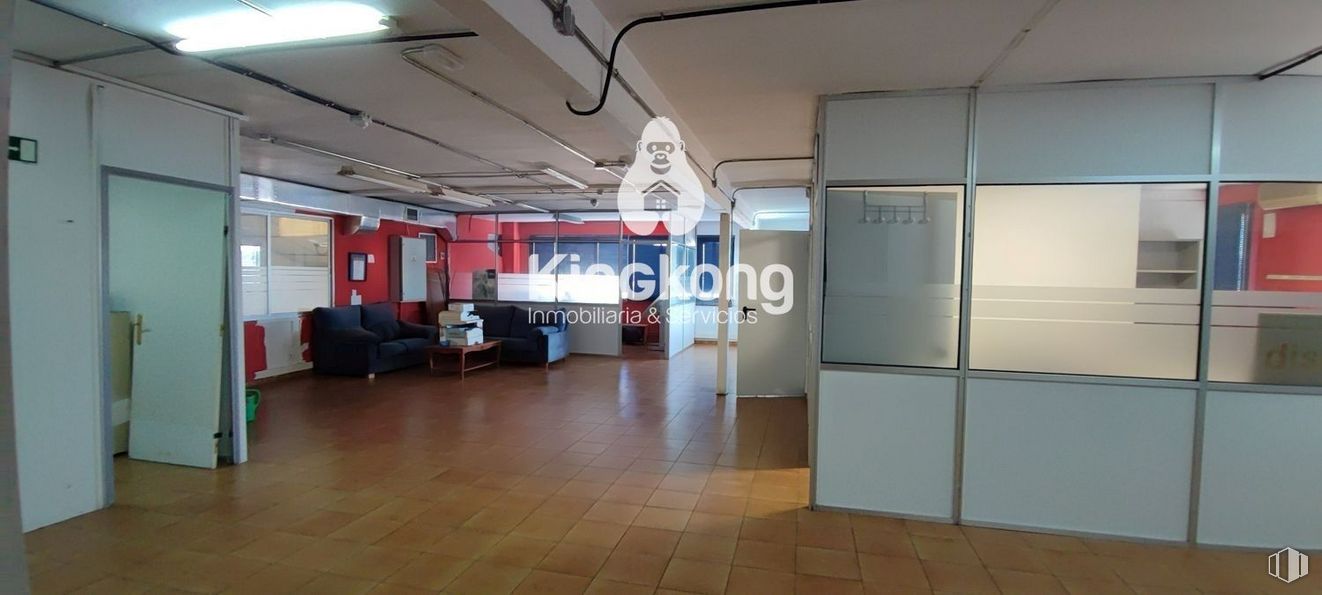 Industrial for sale & for rent at Polígono industrial El Guijar, Arganda del Rey, Madrid, 28500 with couch, light fixture, fixture, flooring, floor, tile flooring, ceiling, hall, event and fluorescent lamp around