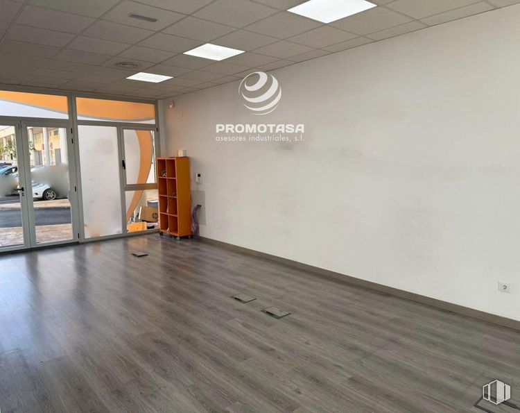 Retail for sale at Zona Rivas-Vaciamadrid, Rivas-Vaciamadrid, Madrid, 28529 with car, light fixture, wood, flooring, fixture, wood stain, hardwood, hall, plank and varnish around