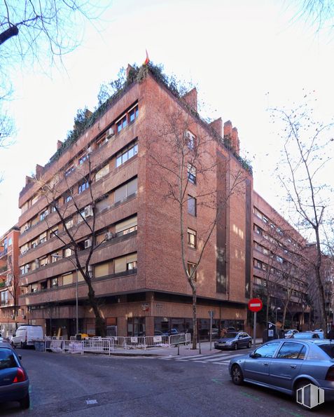 Office for rent at Calle Nuñez Morgado, 6, Chamartín, Madrid, 28036 with building, window, branch, tower block, fixture, urban design, brickwork, brick, sky and tree around