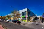 Retail for sale at Avenida del Leguario, Parla, Madrid, 28980 with car, building, window, street light, sky, road surface, asphalt, urban design, thoroughfare and vehicle around