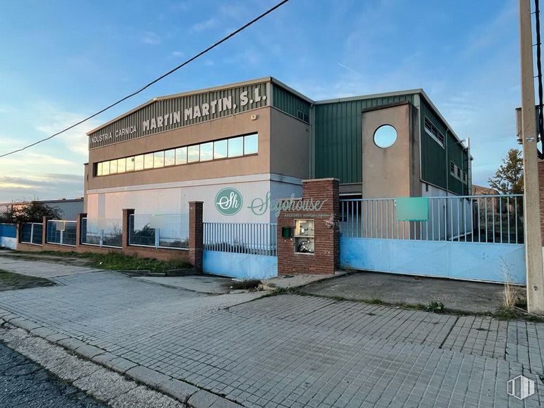 Nave en venta en Polígono Hontoria, Segovia, 40195 con cielo, propiedad, edificio, ventana, nube, arquitectura, electricidad, barrio, zona residencial y superficie de la carretera alrededor