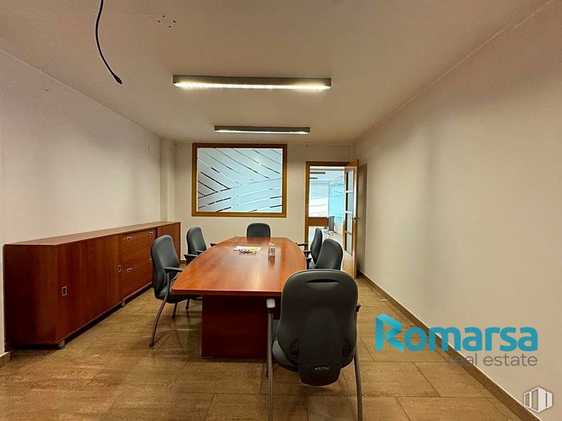 Retail for rent at Paseo San Roque, Ávila, 05003 with chair, light fixture, desk, cabinetry, window, door, table top, window blind, furniture and table around