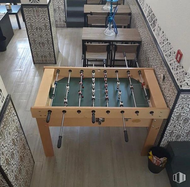 Local en alquiler y venta en Calle Cantarranas, 1, Alcorcón, Madrid, 28921 con futbolín, mesa, mueble, sala de recreo, silla, diseño de interiores, piso, madera, suelo y juegos y deportes de interior alrededor