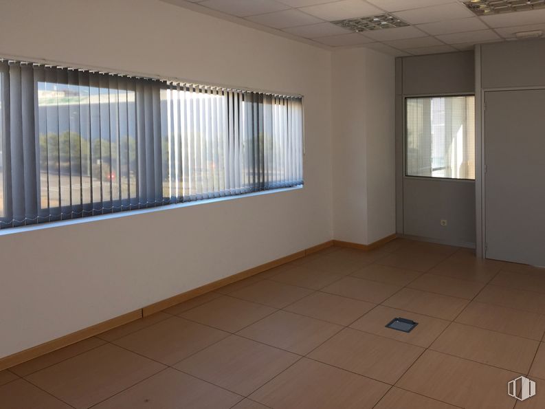 Industrial for sale & for rent at Avenida Palmeras, 16, Ciempozuelos, Madrid, 28350 with window blind, window, fixture, wood, shade, building, interior design, floor, flooring and hall around