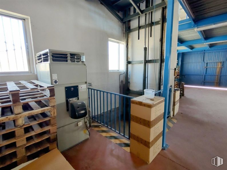 Industrial for sale at Avenida Cañales, 4, Chapinería, Madrid, 28694 with window, flooring, floor, machine, ceiling, shelving and building material around