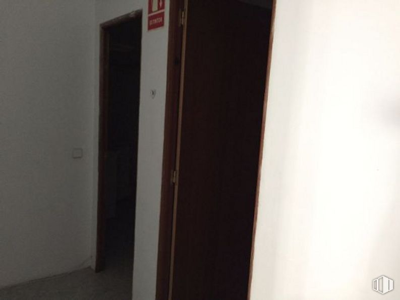 Local en alquiler y venta en Avenida Constitución, 184, Torrejón de Ardoz, Madrid, 28850 con armario, madera, piso, suelo, madera, gas, tinte para madera, rectángulo, tintes y matices y accesorio alrededor