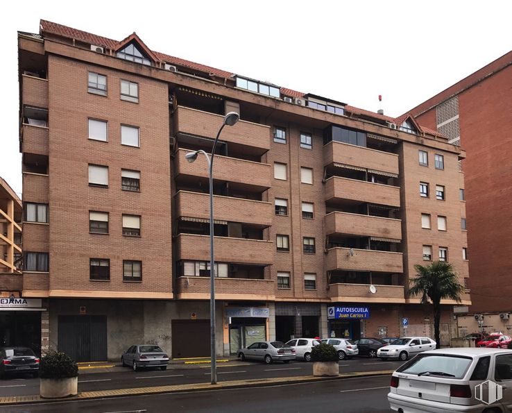 Retail for sale & for rent at Avenida Juan Carlos I, 56, Talavera de la Reina, Toledo, 45600 with car, building, land vehicle, tire, wheel, property, sky, window, vehicle and automotive parking light around