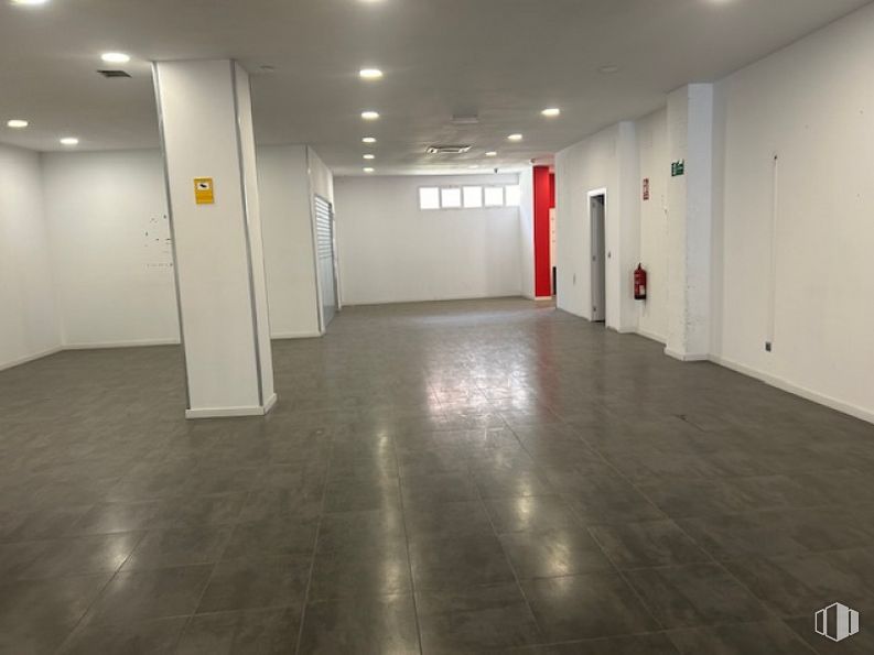 Local en alquiler en Centro urbano, Getafe, Madrid, 28901 con puerta, accesorio, edificio, hall, suelos, suelo, madera, techo, evento y hormigón alrededor