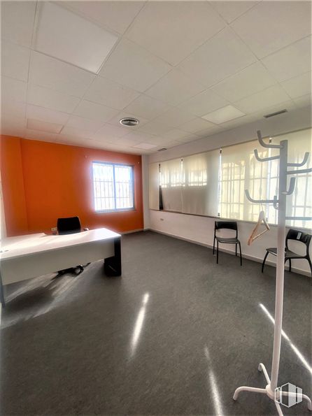 Office for sale & for rent at Polígono Aída, Azuqueca de Henares, Guadalajara, 19200 with chair, window, table, building, furniture, office chair, architecture, interior design, flooring and hall around