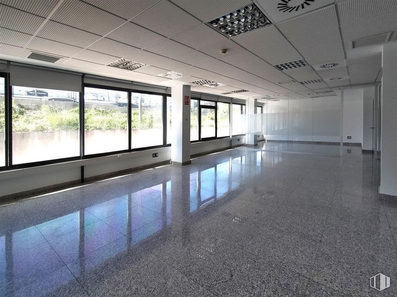 Oficina en alquiler en Calle Pollensa, Las Rozas de Madrid, Madrid, 28230 con lámpara, ventana, accesorio, edificio, hall, suelo, suelos, vidrio, sombra y techo alrededor