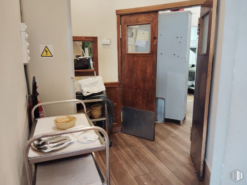 Retail for rent at Calle Luis Buñuel, Pozuelo de Alarcón, Madrid, 28223 with door, wood, flooring, floor, furniture, room, wood stain, hardwood, plywood and varnish around