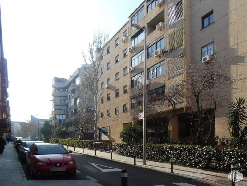 Retail for sale at Calle Pechuán, Chamartín, Madrid, 28002 with car, window, building, plant, sky, vehicle, road surface, vehicle registration plate, urban design and house around