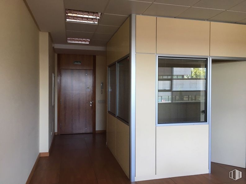 Oficina en alquiler y venta en Edificio Las Américas III, Calle Adolfo Pérez Esquivel, 3, Las Rozas de Madrid, Madrid, 28230 con mediante, accesorio, madera, resolver, diseño de interiores, exterior automotriz, suelo, ventana, manija de la puerta y inicio por alrededor