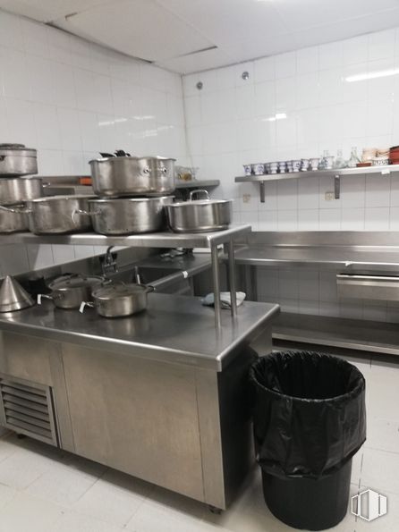 Retail for rent at Centro Comercial La Rotonda, Plaza Toro, 1, Tres Cantos, Madrid, 28760 with waste container, cabinetry, kitchen, kitchen appliance, kitchen stove, interior design, building, grey, cookware and bakeware and gas stove around