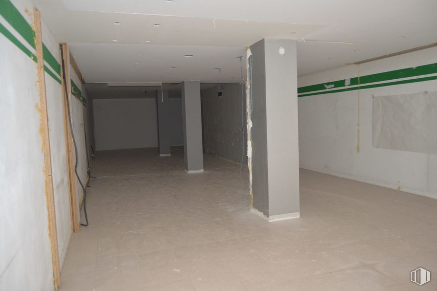 Retail for rent at Calle Joaquina Santander, 40, Talavera de la Reina, Toledo, 45600 with flooring, hall, floor, fixture, ceiling, composite material, plaster, concrete, event and basement around