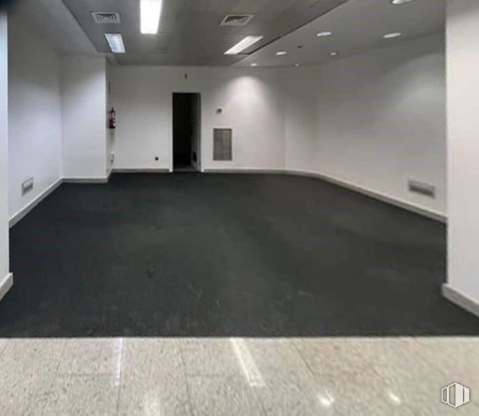 Retail for rent at Calle Feria, Colmenar Viejo, Madrid, 28770 with property, building, hall, flooring, floor, fixture, rectangle, composite material, ceiling and house around