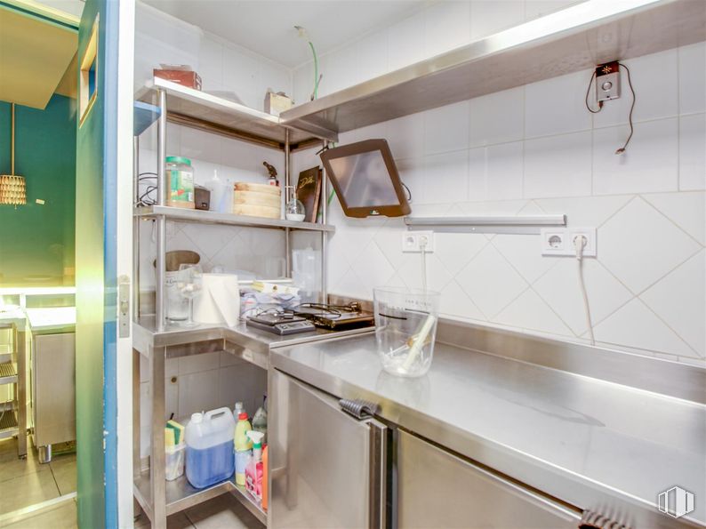 Local en alquiler en Calle Lope de Vega, 6, Centro, Madrid, 28014 con vajilla, cocina, interiorismo, encimera, techo, aparato de cocina, electrodoméstico, alumbrado, suelos y fregadero alrededor