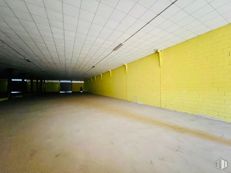 Industrial for sale at Calle León, Magán, Toledo, 45590 with flooring, floor, ceiling, composite material, concrete, paint, hall, building material, plaster and fluorescent lamp around