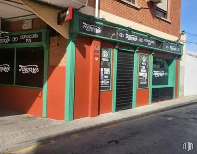 Local en venta en Calle Pedro Faura, 23, Pinto, Madrid, 28320 con ventana, edificio, accesorio, puerta, fachada, fuente, casa, tintes y matices, toldo y madera alrededor