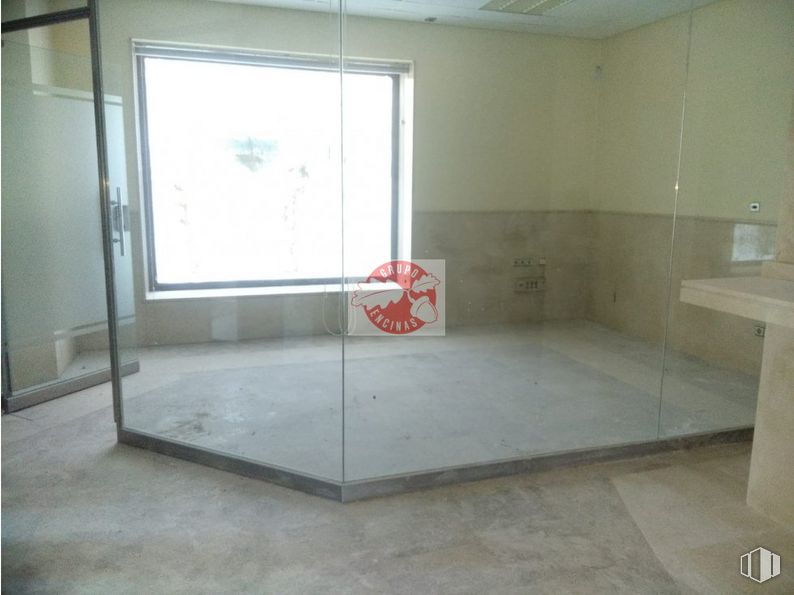 Retail for sale at Zona Valderas-Los Castillos, Alcorcón, Madrid, 28925 with mirror, window, building, fixture, hall, interior design, shade, wood, flooring and floor around