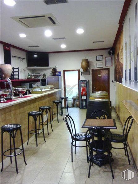 Retail for rent at Zona céntrica, Cuenca, 16004 with stool, chair, table, table top, furniture, wood, interior design, flooring, floor and building around