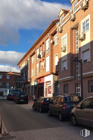 Local en venta en Calle Postas, 2, Azuqueca de Henares, Guadalajara, 19200 con coche, ventana, edificio, rueda, cielo, nube, neumático, vehículo, infraestructura y superficie de carretera alrededor