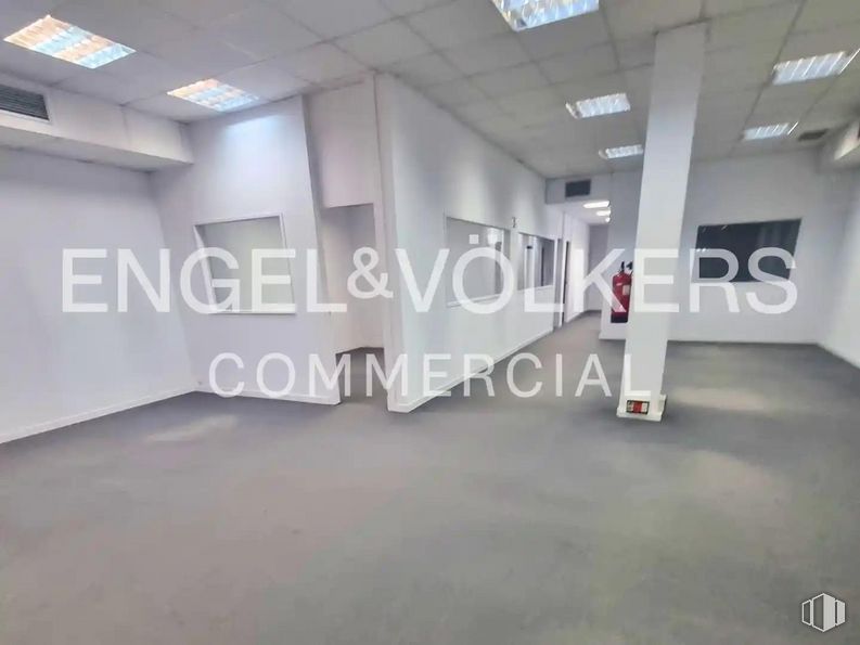 Office for rent at Calle Manuel Tovar, 16, Fuencarral - El Pardo, Madrid, 28034 with interior design, fixture, flooring, floor, automotive design, font, ceiling, space, building and art around