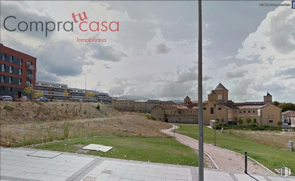 Land for sale at Plaza de Toros, Segovia, 40005 with building, cloud, sky, plant, window, land lot, urban design, line, street light and residential area around