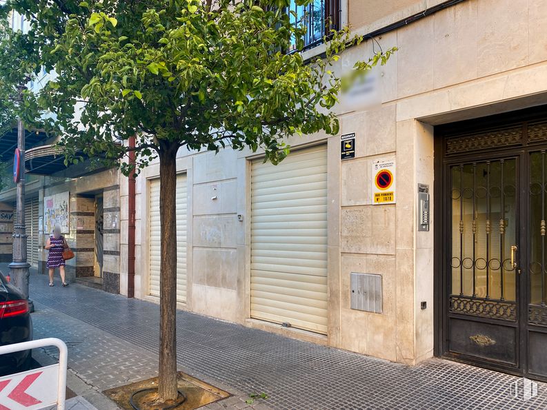 Local en alquiler y venta en Calle Stuart, 57, Aranjuez, Madrid, 28300 con puerta, persona, propiedad, accesorio, árbol, superficie de carretera, planta, edificio, asfalto y barrio alrededor