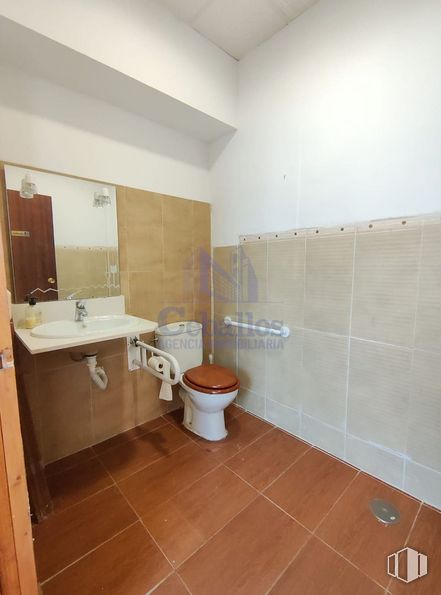 Retail for rent at Avenida Barcelona, Guadalajara, 19005 with toilet, sink, plumbing fixture, bathroom sink, mirror, property, tap, building, bathroom and purple around