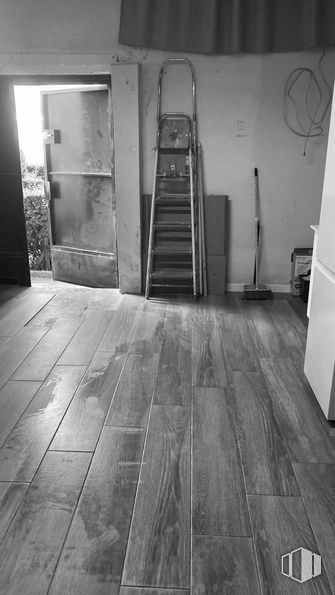 Retail for sale at Calle Húmera, 21, Fuenlabrada, Madrid, 28945 with ladder, door, flooring, floor, wood, wood flooring, hardwood, grey, plank and monochrome around