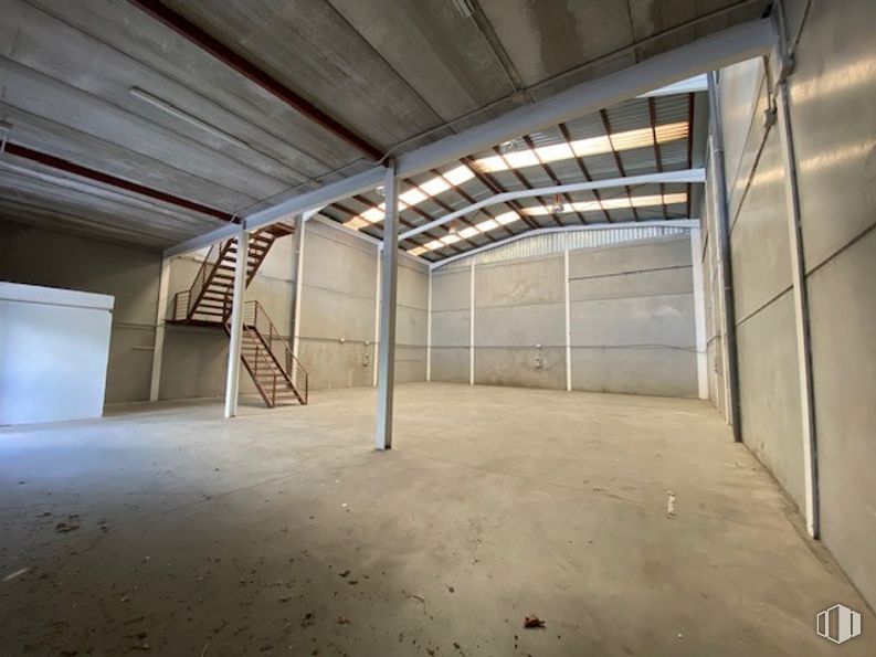 Nave en venta en Polígono Industrial Ribagorda, Fuente el Saz de Jarama, Madrid, 28140 con mueble, accesorio, madera, material compuesto, suelo, pasillo, hormigón, arte, techo y tintes y matices alrededor